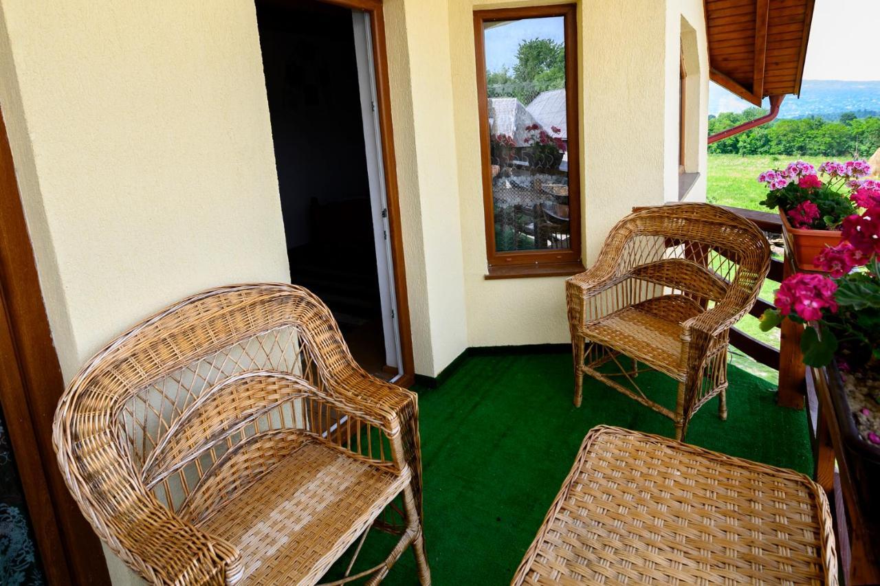 Sub Creasta Cocosului Hotel Breb Exterior photo